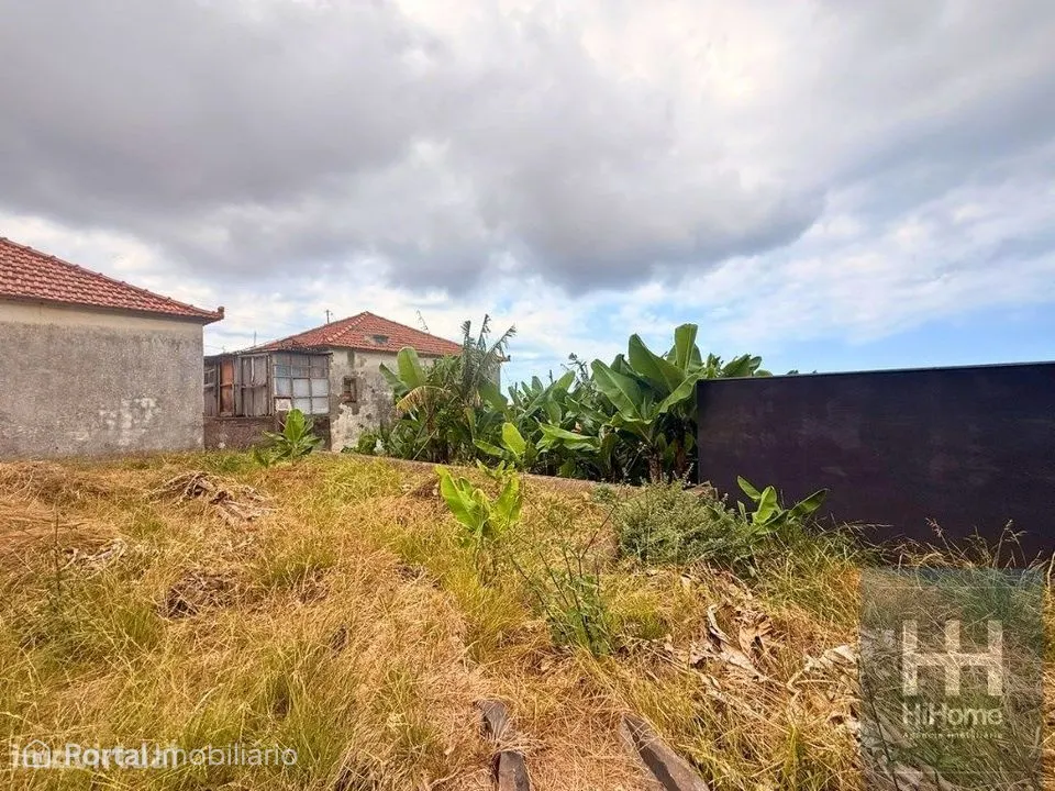 Terreno de 614 m² com Duas Moradias e Rentabilidade - Livramento