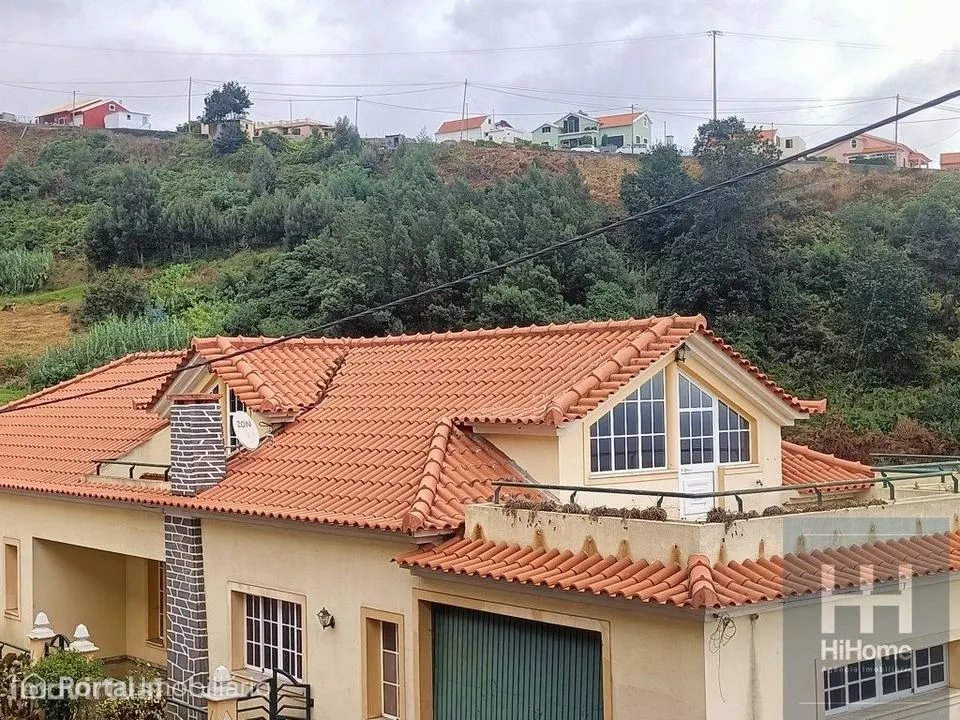 Moradia T3 com garagem e zona exterior com churrasqueira e oficina