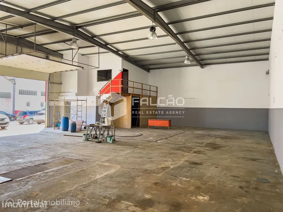 Warehouse for sale in Santarém