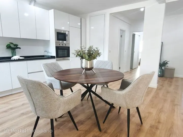 Descubra este apartamento T3 que combina espaços generosos