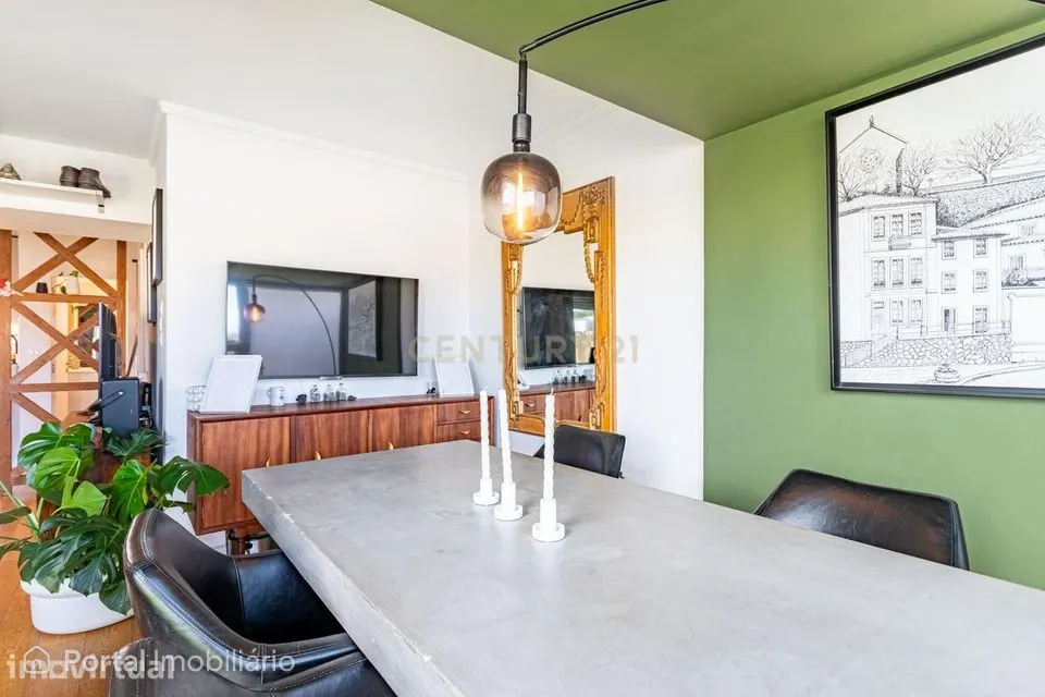 T3+1 Remodelado com Terraço | Último Piso | Centro de Queluz