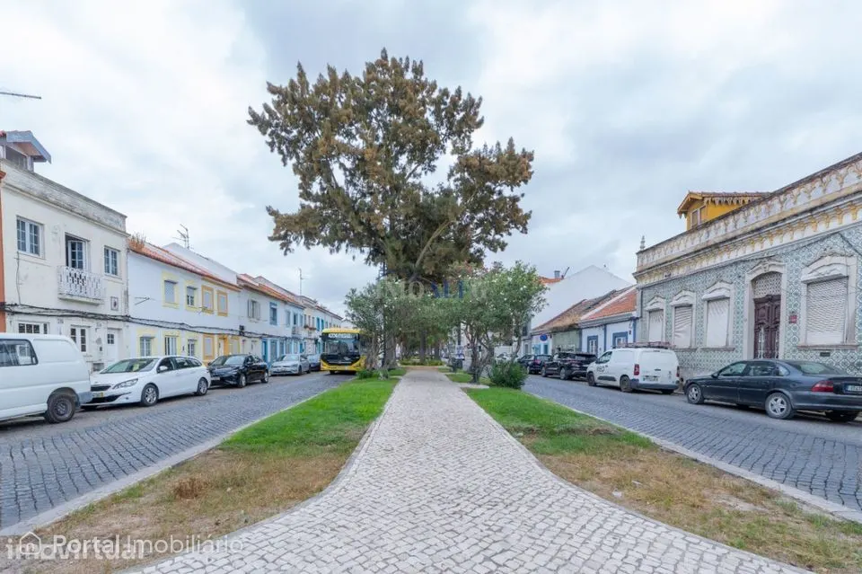 Predios para reabilitação no coração do Montijo