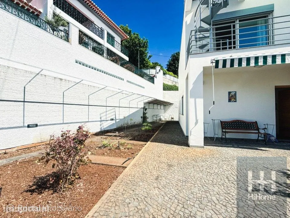Moradia T4+1 com Vista Mar, Jardim e Garagem para 4 Viaturas | Funchal