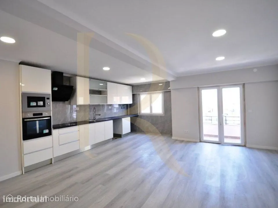 Apartamento T4 remodelado com varanda na Cruz de Pau