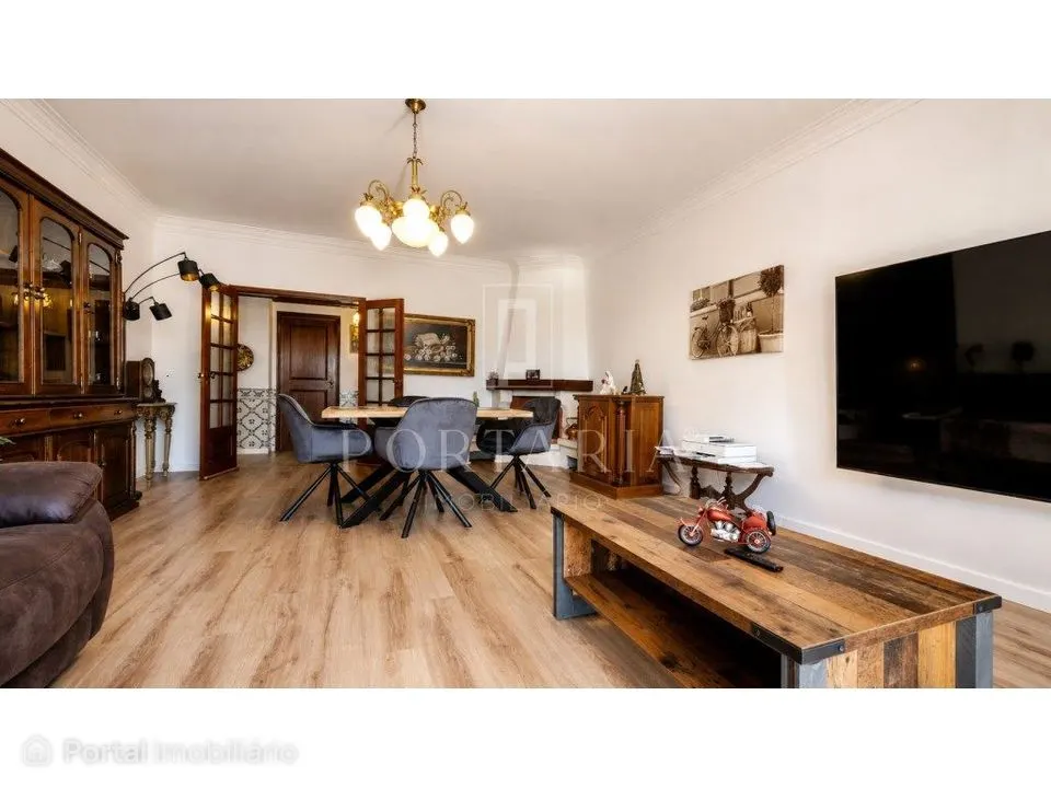 Apartamento T2 na Torre, a cinco minutos da Quinta da Marinha, em C...