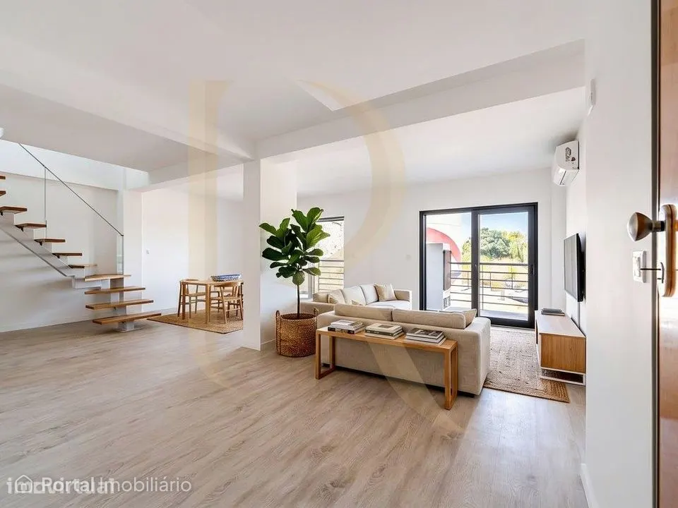 Apartamento T3 duplex com parqueamento e arrecadação com condomínio...