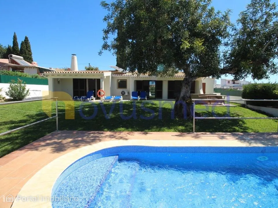 Moradia isolada com piscina no centro da cidade de Albufeira
