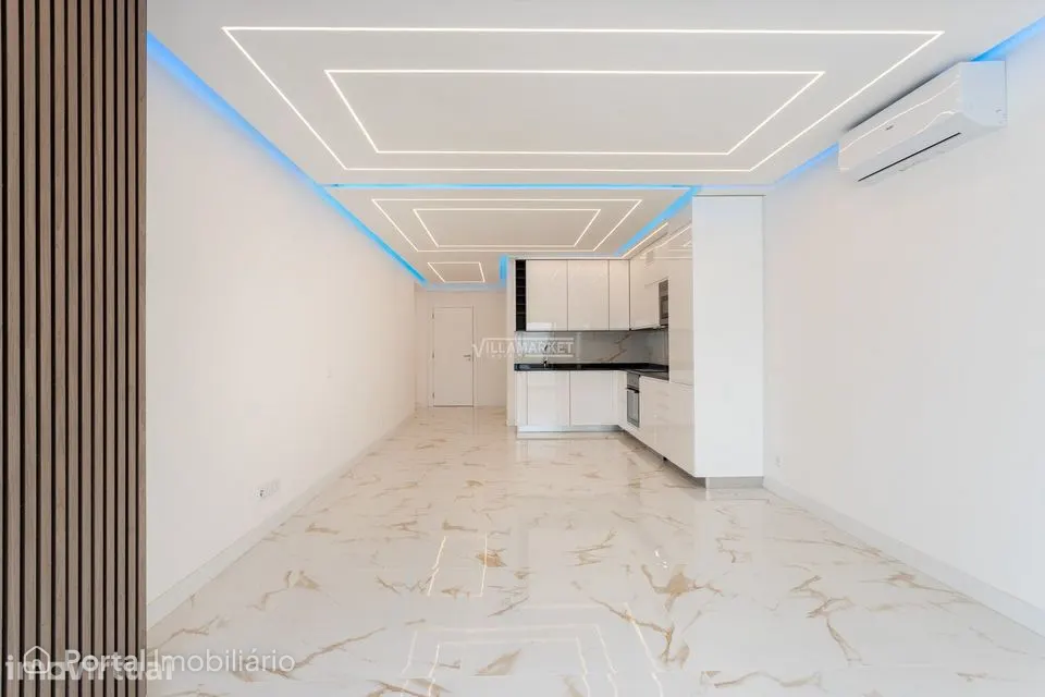 Apartamento T2 remodelado com estacionamento e arrecadação situado na