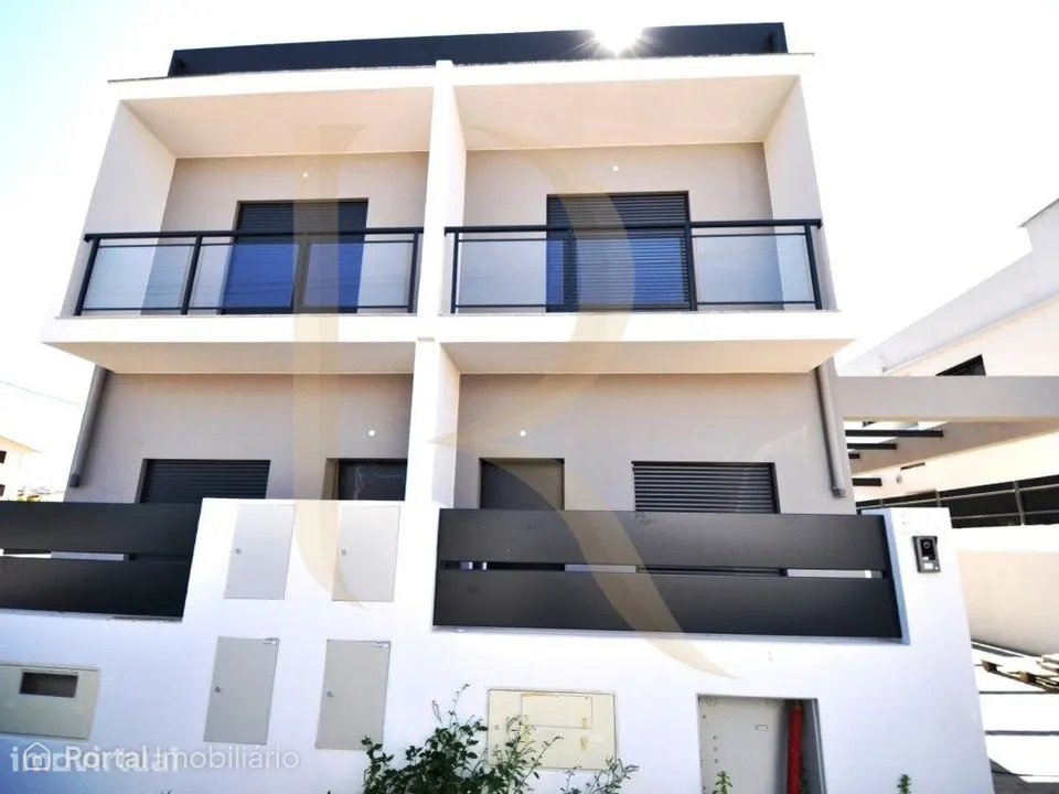 Moradia nova geminada T4 triplex