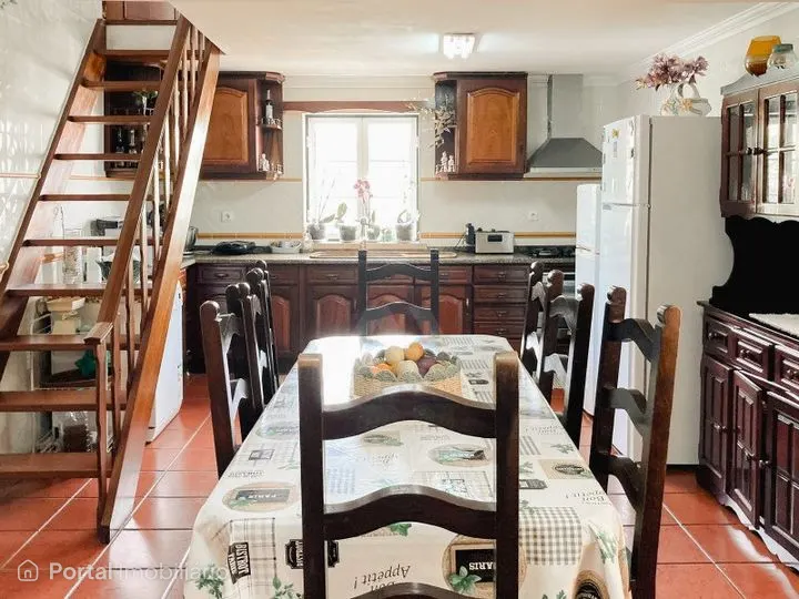 Moradia T4 inserida num extenso lote de 8.415 m²