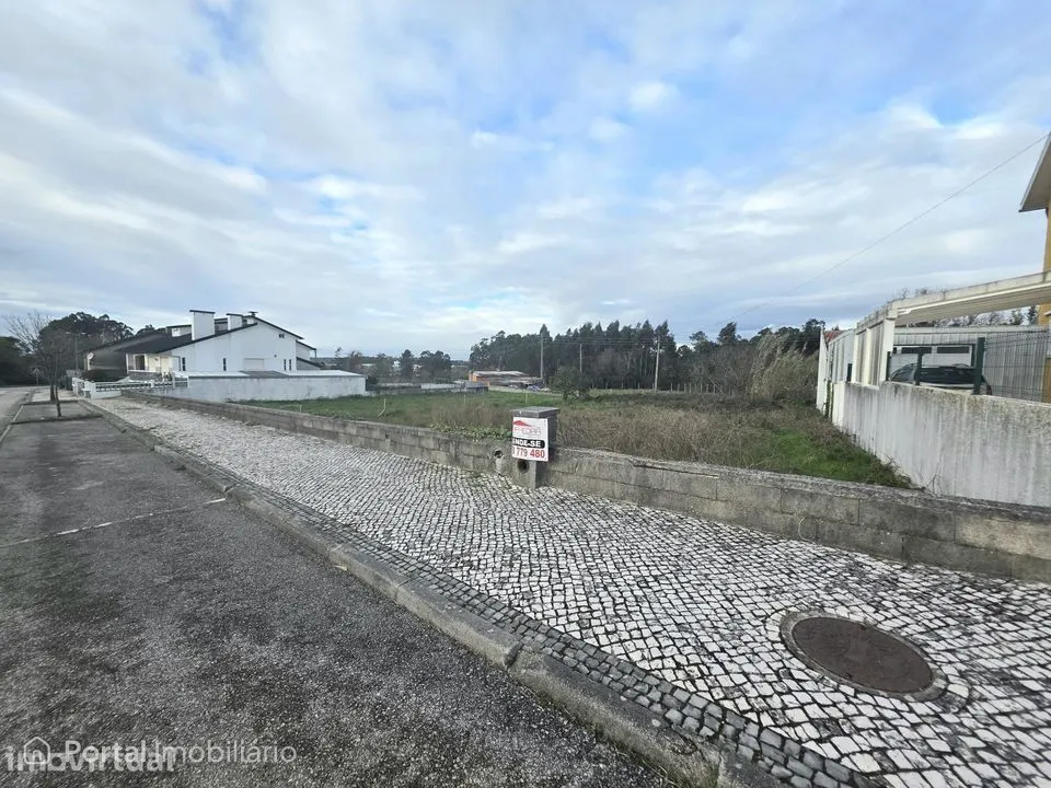 Terreno de 800m² em Oiã com bons acessos