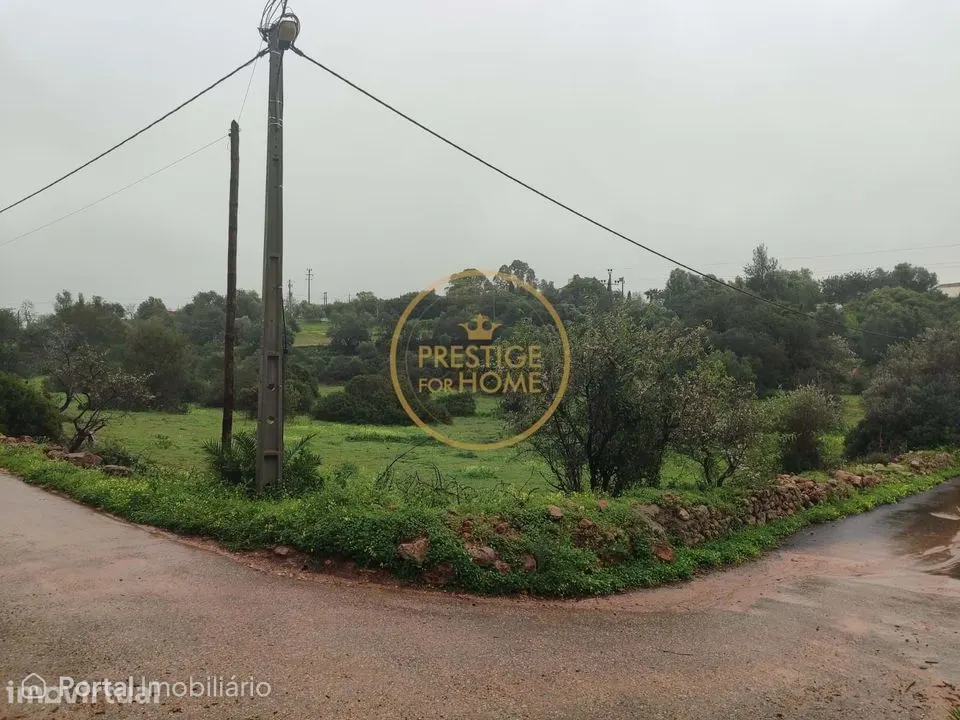 Prédio rústico localizado num lote de terreno destinado a habitação co