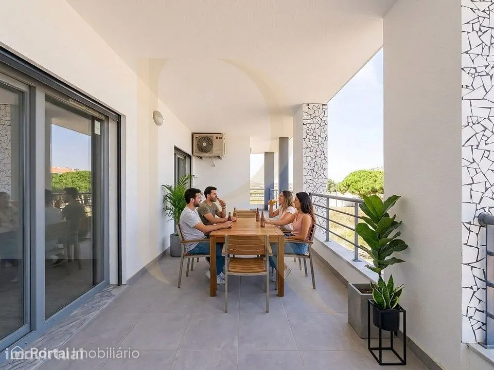 Apartamento T4 duplex com elevador, parqueamento e terraço em condo...
