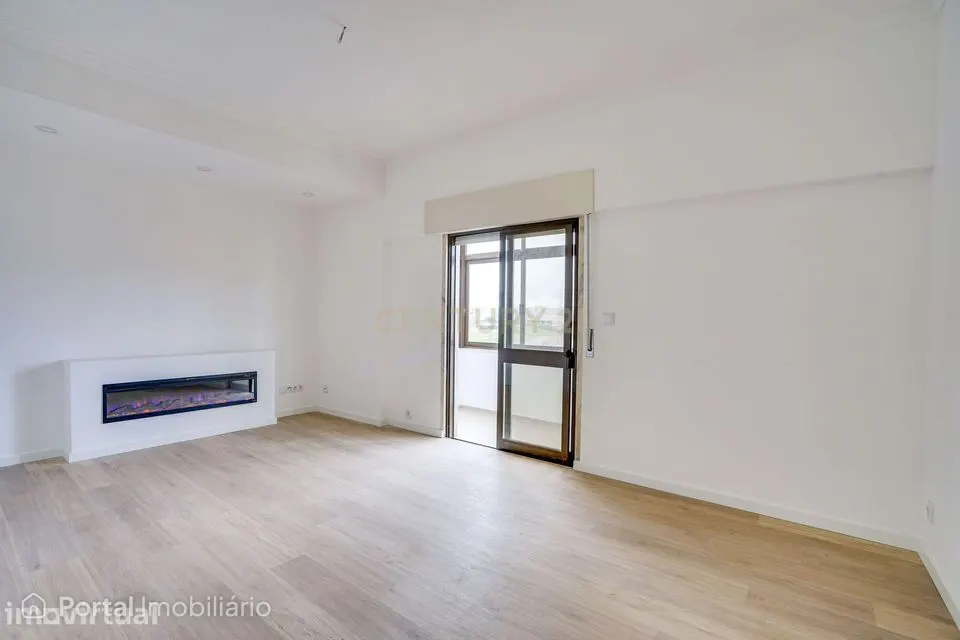 Apartamento Renovado T3 em Camarate, com Vista Panorâmica