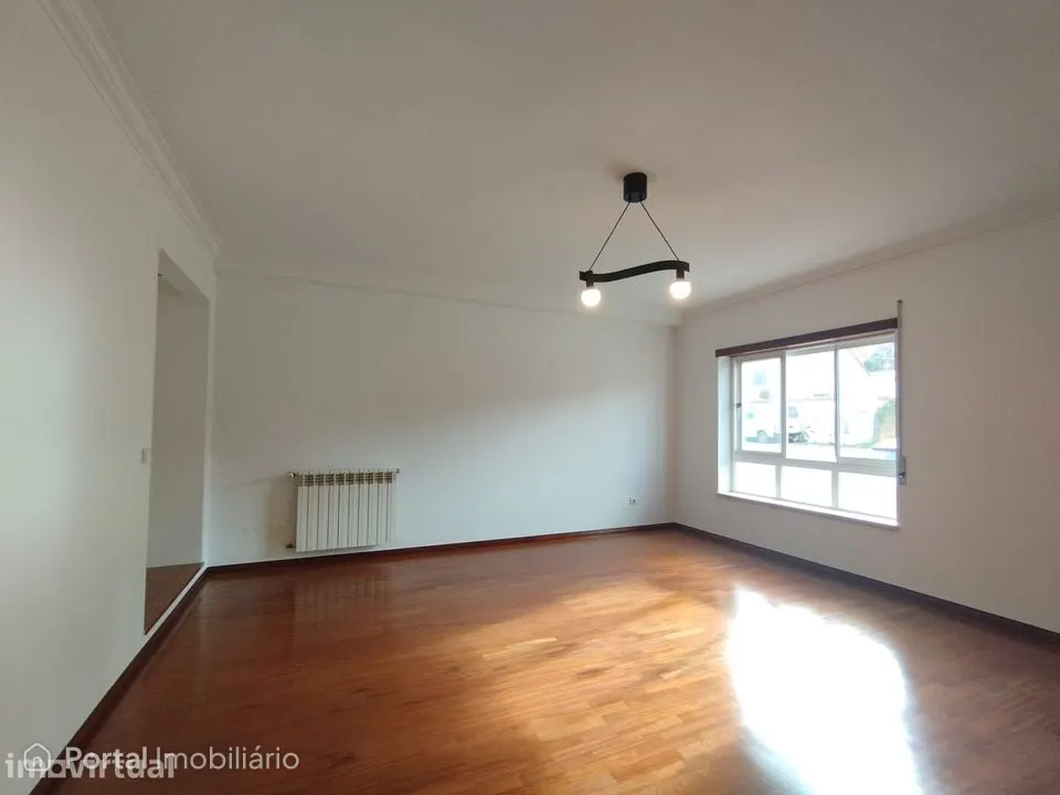 APARTAMENTO T3+1 com arrecadação e varanda!