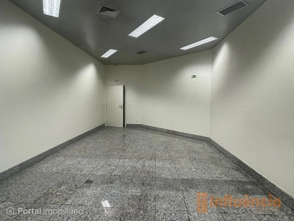 Prédio urbano, destinado a comércio e serviços, em Aguiar da Beira.