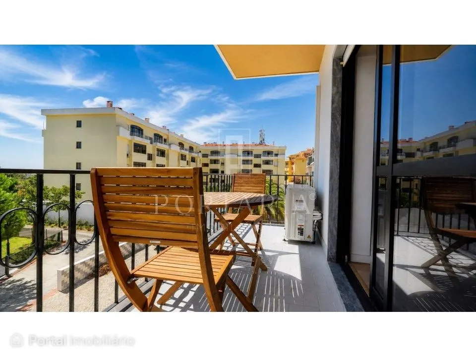 Apartamento T2 na Torre, a cinco minutos da Quinta da Marinha, em C...