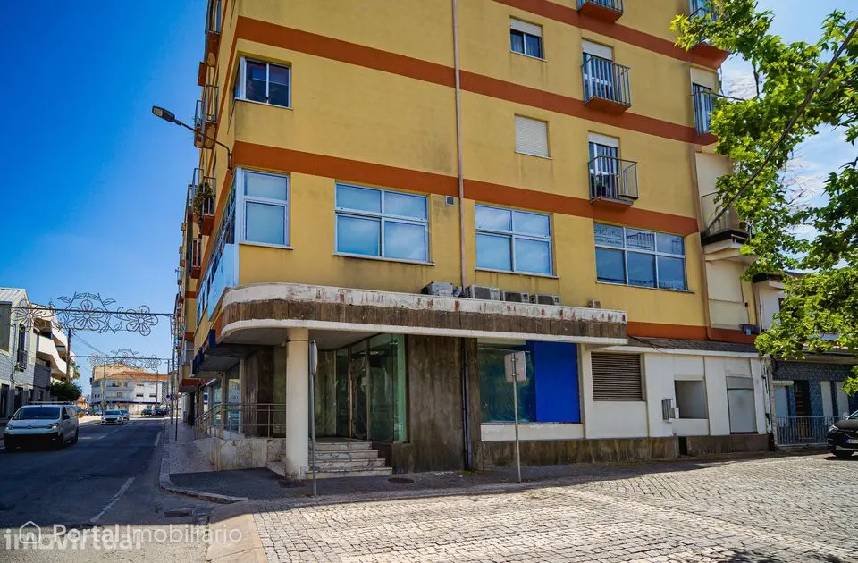 Loja com cave e com três montras no Centro de Vagos