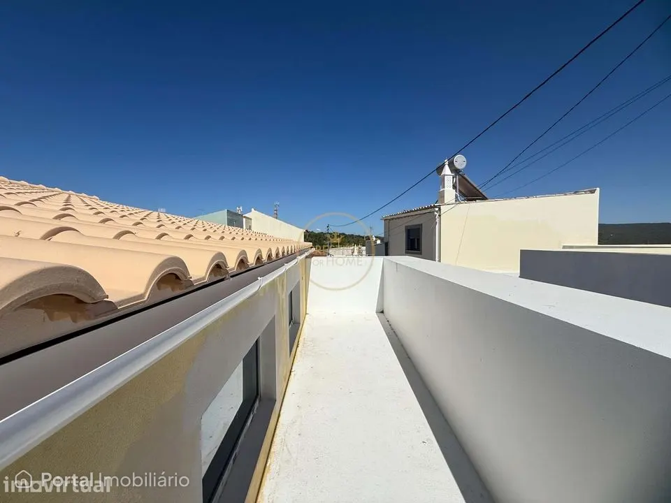 Encantadora moradia em fase final de construção, localizada na pacata
