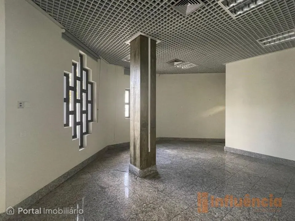 Prédio urbano, destinado a comércio e serviços, em Aguiar da Beira.