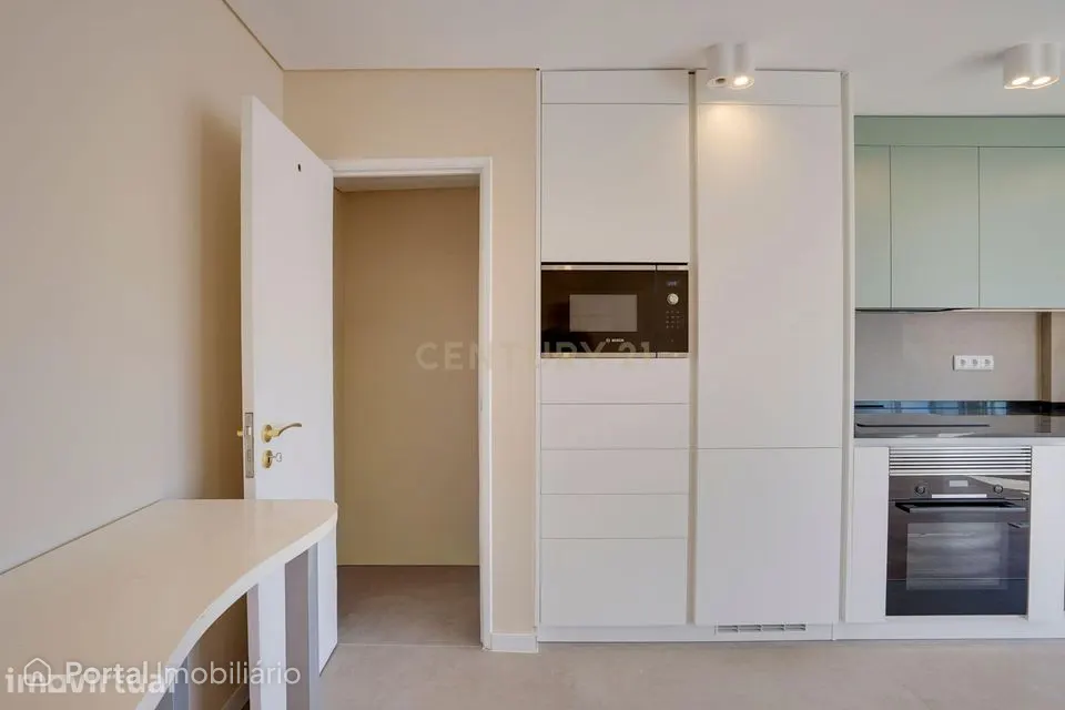 T2 Totalmente Remodelado com Garagem e Elevador | 5 min da Estação de