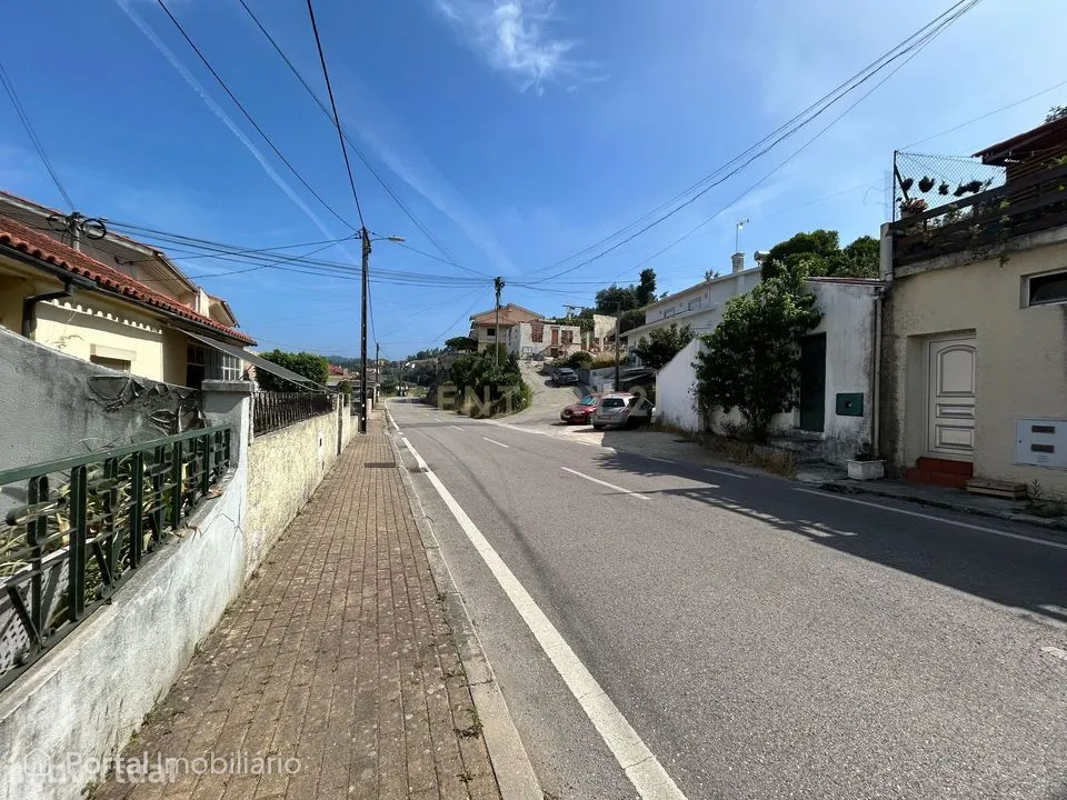 Terreno com 600 m² com moradia para reconstruir – Dianteiro, Coimbra