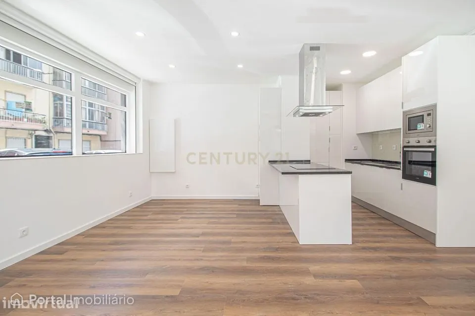 T3 totalmente remodelado em Sacavém com 1 lugar de garagem