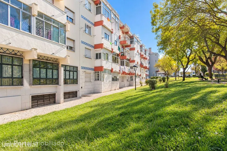 Apartamento T3 com Duas Frentes e Duplo Acesso | Venteira, Amadora