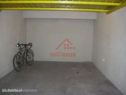 Garage for rent in Santa Maria, São Pedro e Matacães