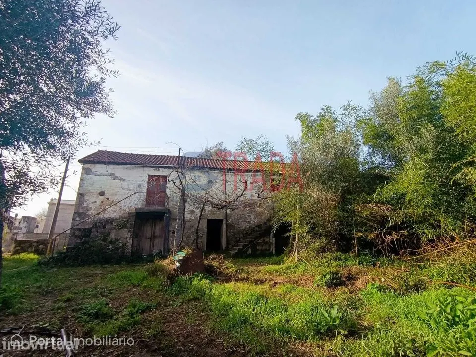 Moradia em Pedra para Restauro com 1.842 m² de Terreno | Duas Igrej...