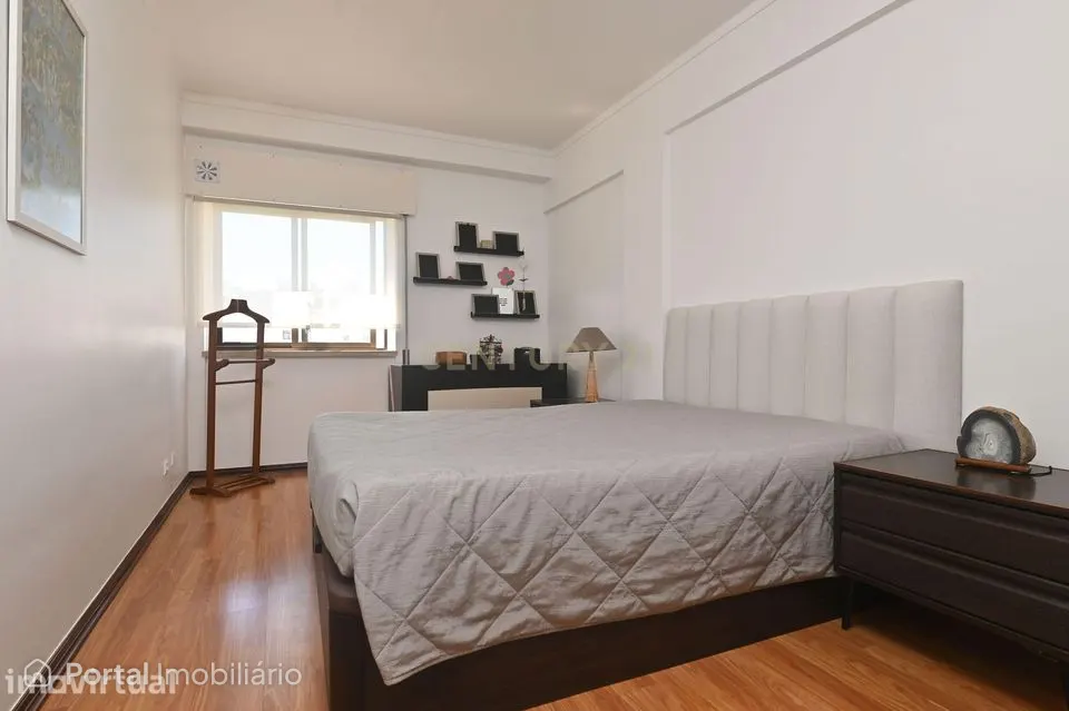 Apartamento T3 semi-remodelado, luminoso e pronto a habitar, na Rincho