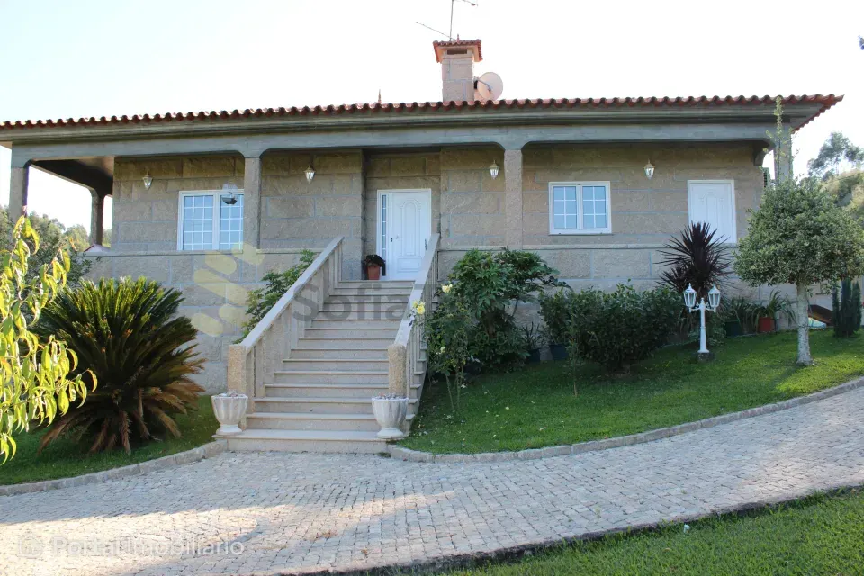 Moradia V3 em Avessadas e Rosém, Marco de Canaveses, com 5060 m² de terreno.