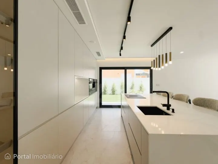 Moradia T4 isolada de construção recente