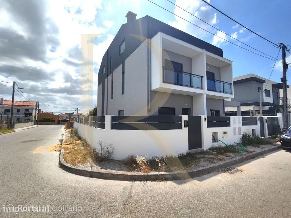 Moradia nova geminada T4 triplex