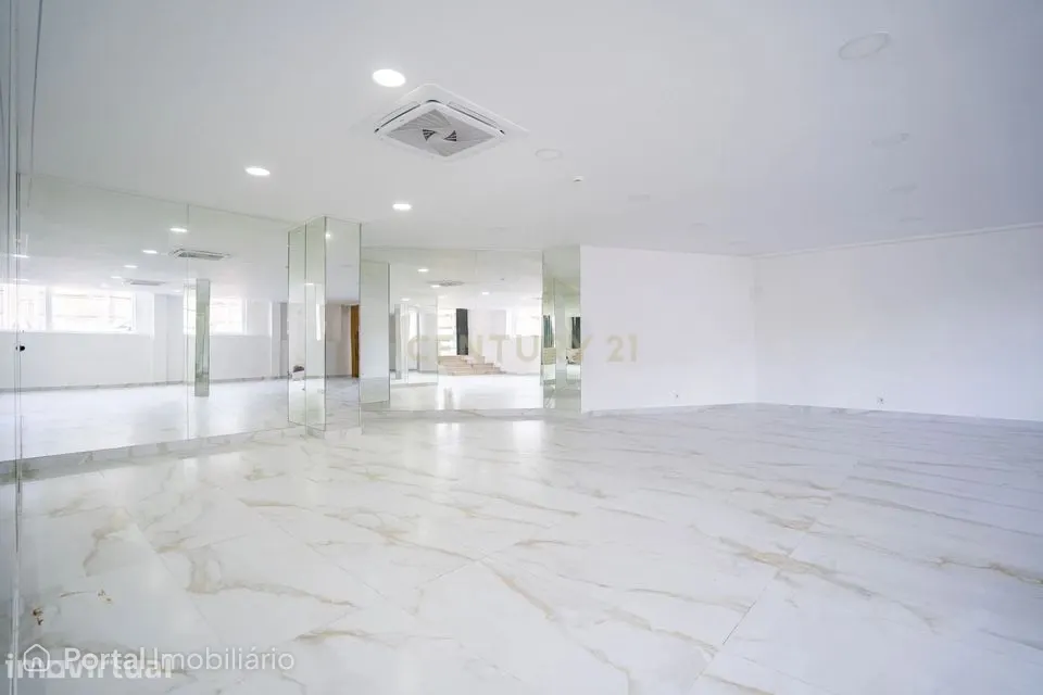 Loja - Armazém para Comércio remodelada na Amadora, Venteira