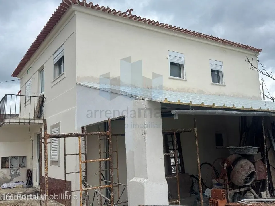 Vende-de Moradia T4 Duplex,( com 2 andares independentes) com garag...