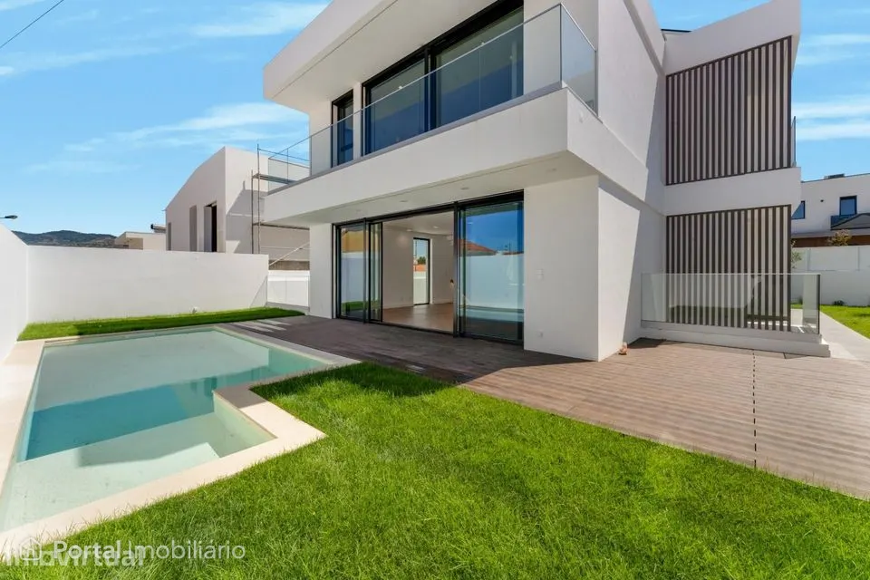 Moradia T4 Independente com Piscina e 4 Suites em Alcabideche, Cascais
