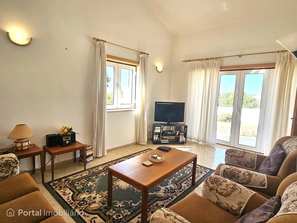 Moradia T4 com Piscina, Jardim e Vistas de Campo a 3 km da Praia de São Martinho do Porto