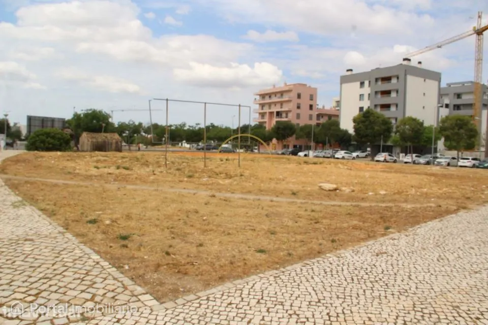Amplo Lote de terreno situado na Urbanização de Vale de Rãs em Loulé d