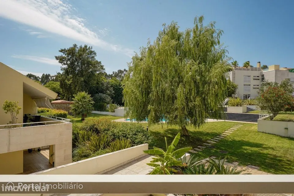 T3 Duplex com Mezanine e Terraço em Condomínio com Piscina | Bicesse