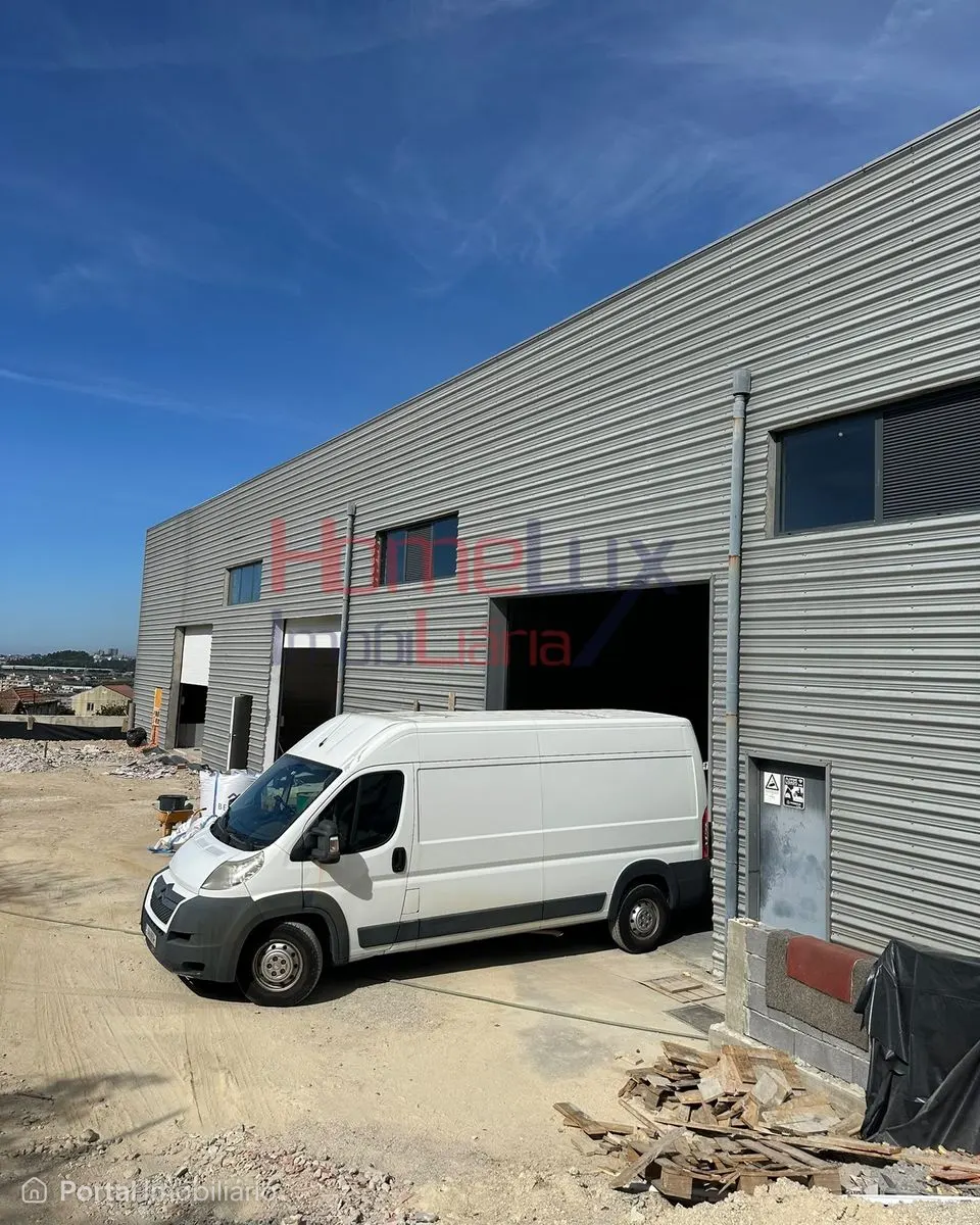 Armazém Industrial em Fânzeres