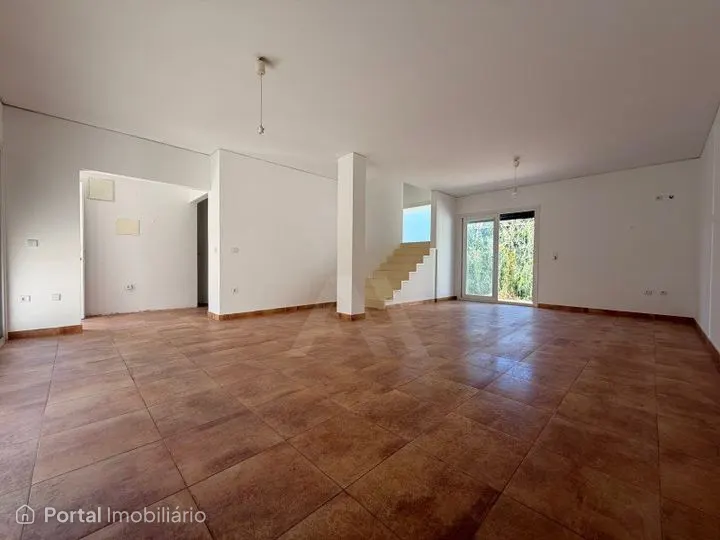 Moradia Geminada T4 com 4 Pisos