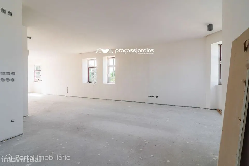 Moradia T3 com História, Conforto Moderno e Proximidade à Praia