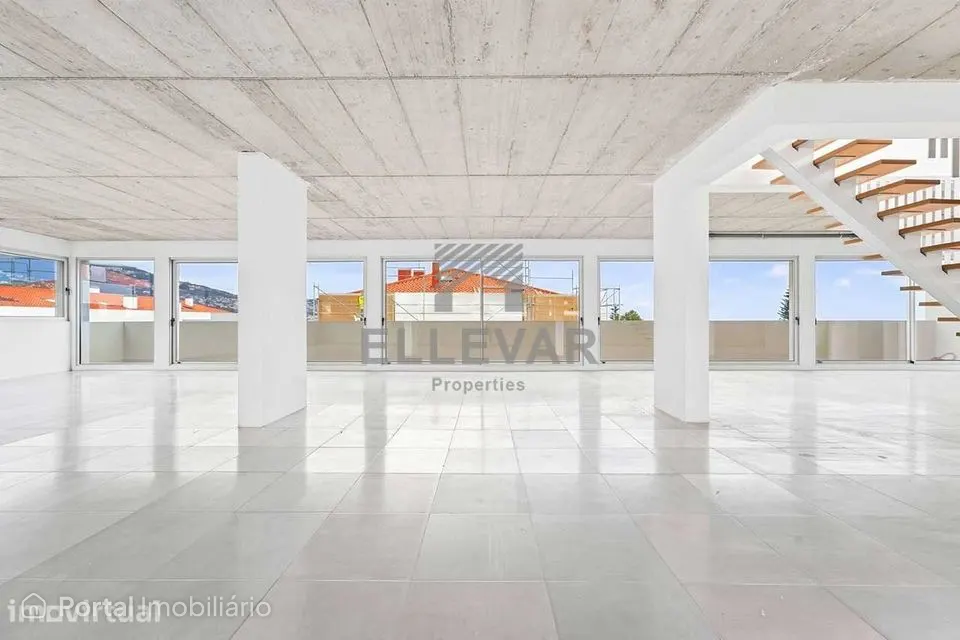 Escritório com terraço panorâmico no Funchal