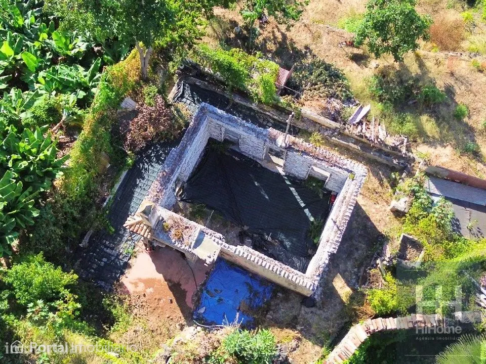 Terreno misto com moradia em ruínas para construção com vista mar