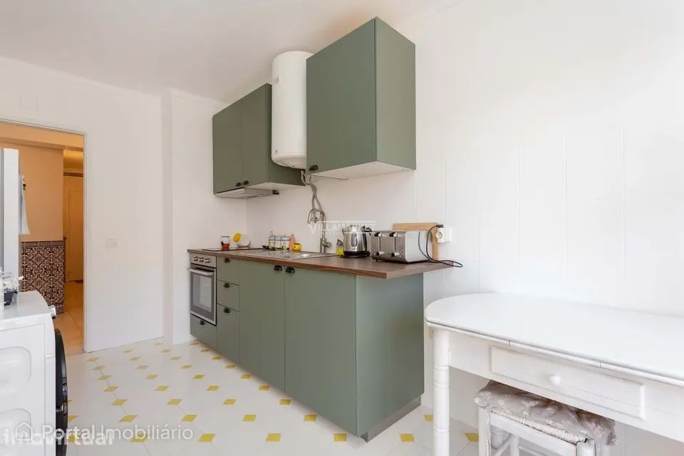 Apartamento T3 inserido no 2º andar de edifício com elevador situado n