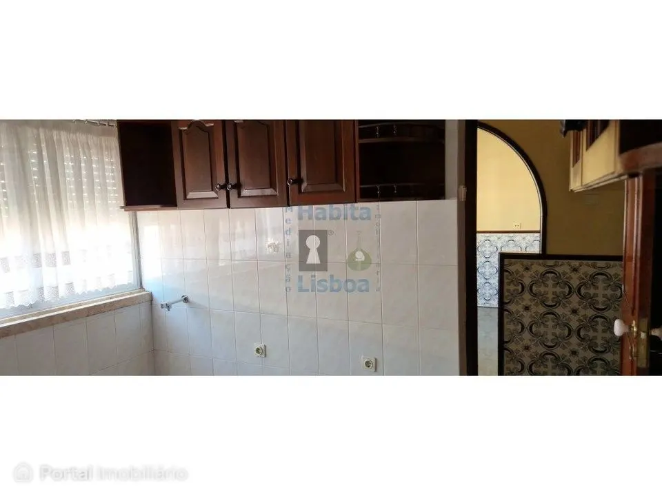 Apartamento com 4 assoalhadas, Junto ao Metro da Pontinha.