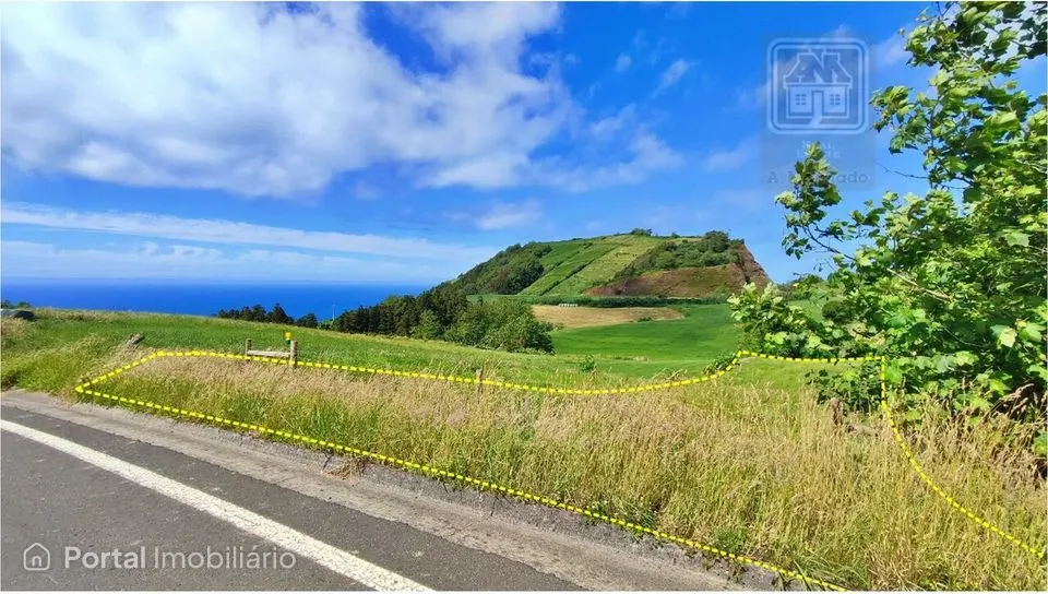 Land for sale in Fenais da Ajuda