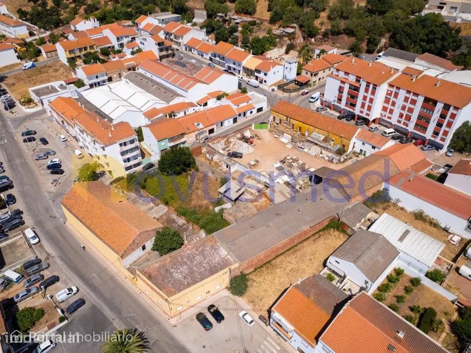 Armazém / Oficina com 1000 m2 de Terreno no Centro de São Bartolome...