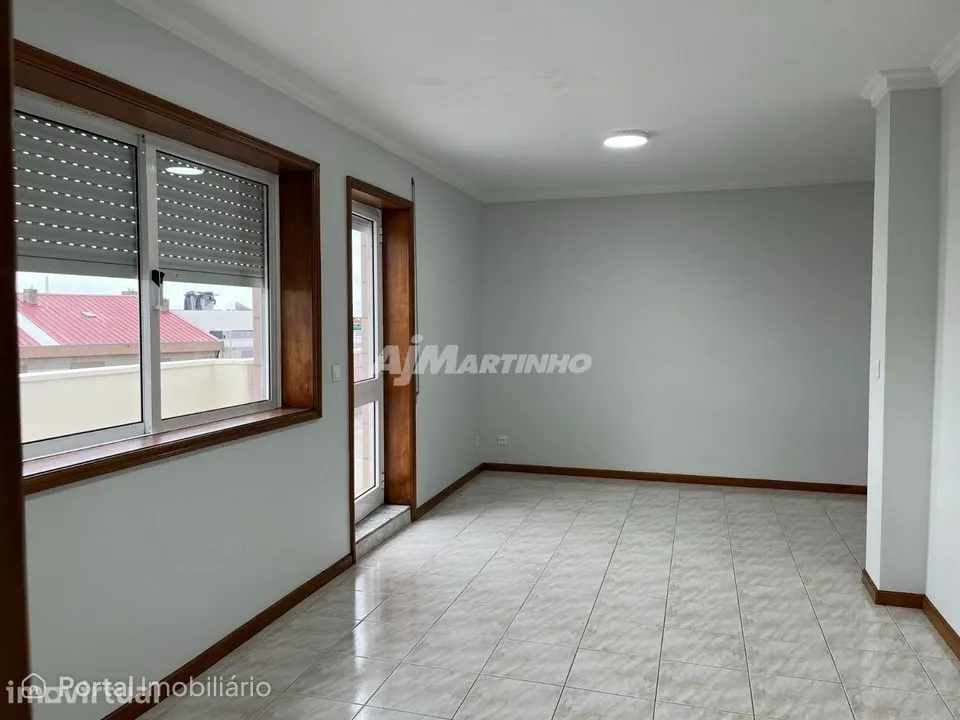 Excelente T1 com Terraço Próximo ao Hospital São João em São Mamed...